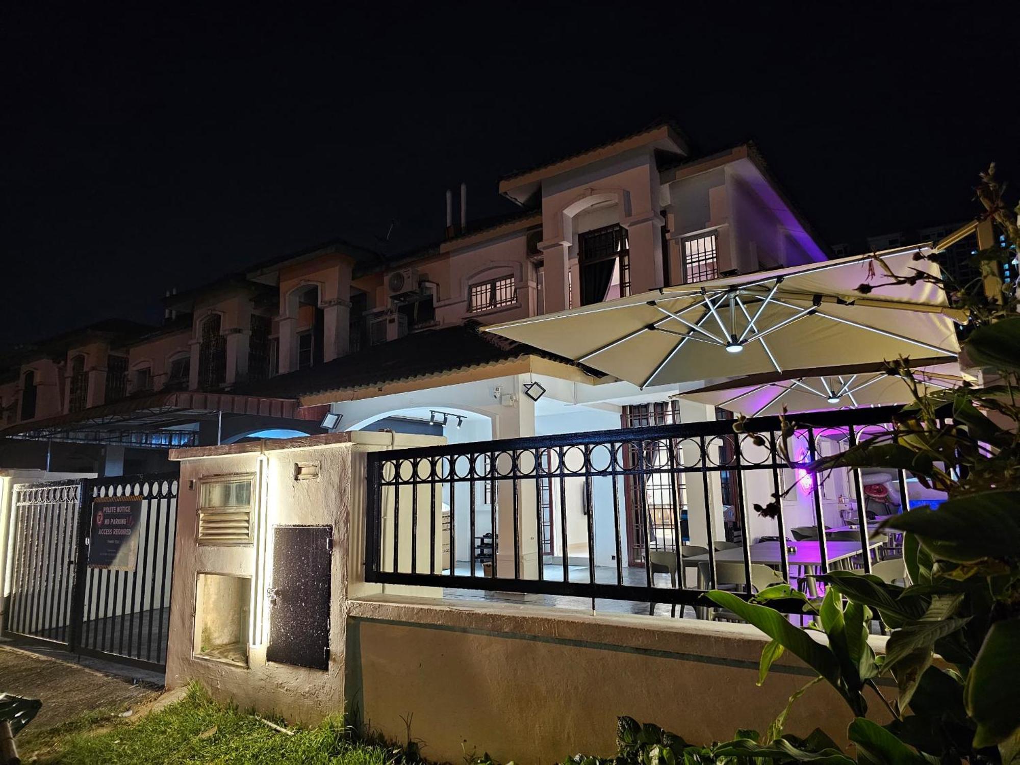 Rumah percutian Bbq Swimming Pool Netflix 11 Pax Bukit Indah Jb *